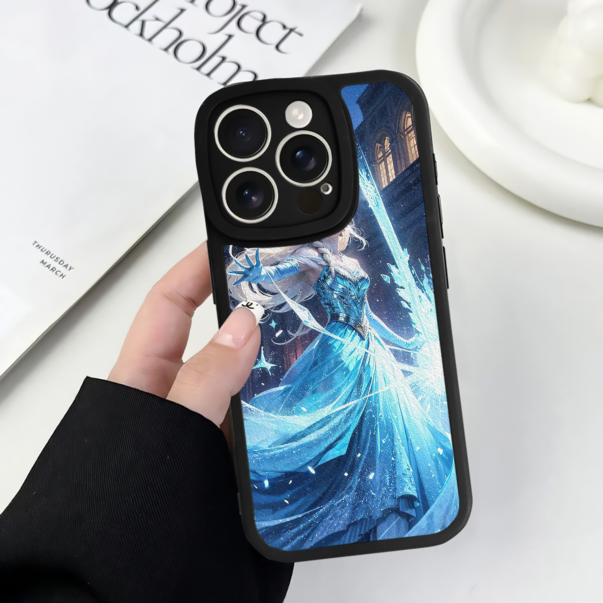（画像用） アナと雪の女王 アンナ エルサ Frozen Anna Elsa 【iPhone 16シリーズ対応】シリコンスマホケース（レザー調） 材質：シリコン